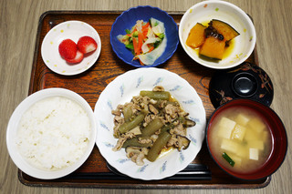 きょうのお昼ごはんは、豚肉とフキのほろ苦炒め、和え物、含め煮、みそ汁、果物でした。