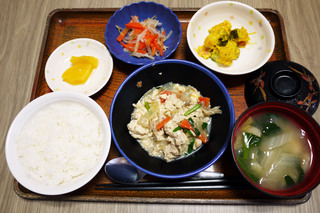 きょうのお昼ごはんは、炒り豆腐、かぼちゃサラダ、浅漬け、みそ汁、くだものでした。