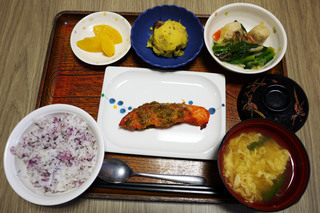 きょうのお昼ごはんは、鮭のふき味噌焼き、煮物、和え物、みそ汁、果物でした。
