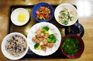 ３月２６日（土）のお昼ごはんは、卒園お祝いお赤飯、鶏の香草焼き、白あえ、きんぴら、お吸い物、果物でした。