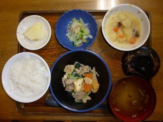 きょうのお昼ご飯は、厚揚げの味噌炒め、クリーム煮、甘酢和え、味噌汁、果物でした。