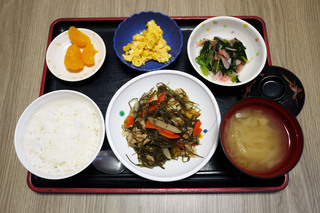 きょうのお昼ごはんは、豚肉と刻み昆布の炒め煮、和え物、炒り玉子、みそ汁、果物でした。