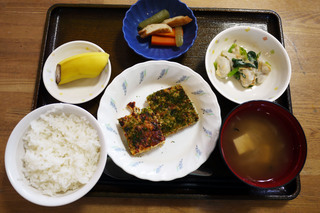 きょうのお昼ごはんは、松風焼き、含め煮、和え物、みそ汁、果物でした。