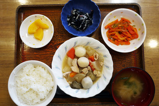 きょうのお昼ごはんは、豚肉と里芋のみそ煮込み、ひじき和え、じゃこ煮、みそ汁、果物でした。