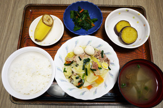 きょうのお昼ごはんは、八宝菜、お浸し、さつま芋煮、みそ汁、くだものでした。