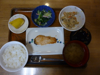 きょうのお昼ごはんは、焼き魚、炒りおから、みぞれ和え、味噌汁、果物でした。