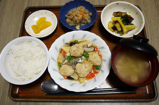 きょうのお昼ごはんは、肉団子煮、和え物、切り干し煮、みそ汁、果物でした。
