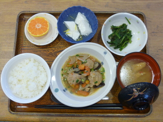 きょうのお昼ご飯は、肉団子の野菜の煮物、梅和え、はんぺんのくずあん、味噌汁、果物でした。