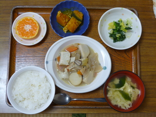 きょうのお昼ご飯は、けんちん煮、そぼろ煮、お浸し、味噌汁、果物でした。