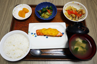 きょうのお昼ごはんは、鮭のマヨネーズ焼き、わさび和え、若竹煮、お吸い物、果物でした。