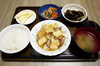 きょうのお昼ごはんは、厚揚げとキャベツの塩炒め、中華和え、煮物、みそ汁、果物でした。