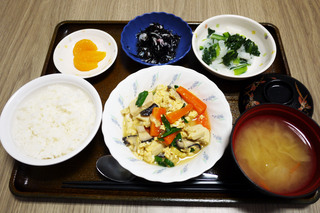 きょうのお昼ごはんは、高野豆腐の卵とじ、ひじきの酢の物、浅漬け、みそ汁、果物でした。