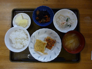 11月1日のお昼ご飯は、ツナハンバーグ、春雨サラダ、煮物、味噌汁、果物でした。