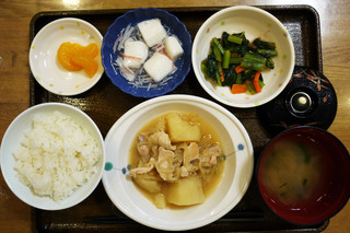 きょうのお昼ごはんは、鶏肉とじゃがいもの味噌煮込み、梅和え、はんぺんのくずあん、みそ汁、くだものでした。