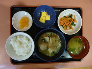 11月8日（土）のお昼ご飯は、けんちん煮、はんぺんのピカタ、梅じそ和え、味噌汁、果物でした。