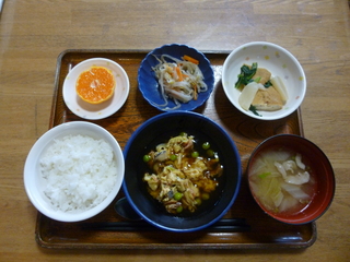 きょうのお昼ご飯は、かにたま、和え物、含め煮、味噌汁、果物でした。