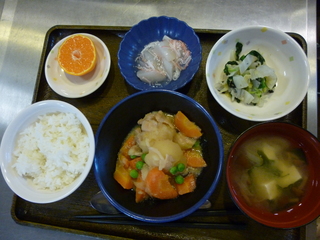 きのうのお昼ご飯は、味噌肉じゃが、白菜の和風ナムル、くず煮、味噌汁、果物でした。