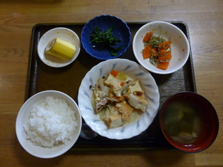 きのうのお昼ご飯は、厚揚げと白菜の含め煮、煮物、梅おかか和え、味噌汁、果物でした。