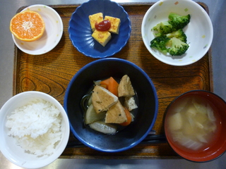 きょうのお昼ご飯は、がんもと根菜の含め煮、辛子和え、はんぺんのピカタ、味噌汁、果物でした。