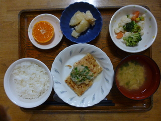きょうのお昼ご飯は、おろしハンバーグ、温野菜、煮物、味噌汁、果物でした。