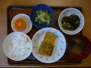きょうのお昼ご飯は、五目卵焼き、和え物、切り昆布煮、味噌汁、果物でした。