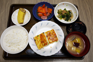 きょうのお昼ごはんは、擬製豆腐、なめたけ和え、ツナ人参、みそ汁、果物でした。