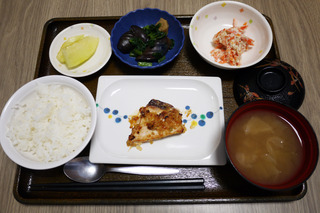 きょうのお昼ごはんは、メカジキの香味焼き、白和え、含め煮、みそ汁、くだものでした。