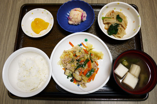 きょうのお昼ごはんは、肉野菜炒め、しば漬けポテト、煮物、みそ汁、果物でした。