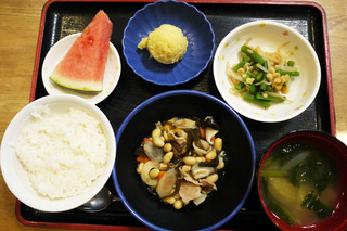 きょうのお昼ご飯は、五目大豆煮、天かすあえ、コーンポテト、味噌汁、果物でした。