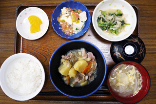 今日のお昼ご飯は、肉じゃが、ごま和え、豆腐サラダ、味噌汁、くだものでした。