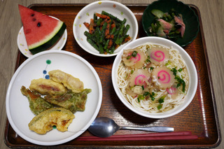 今日のお昼ご飯は、そうめん、天ぷら、きぬさやサラダ、酢の物、果物でした。