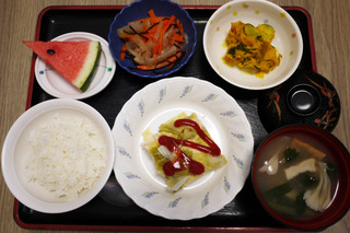 きょうのお昼ごはんは、挽肉とキャベツの重ね蒸し、かぼちゃサラダ、浅漬け、みそ汁、果物でした。