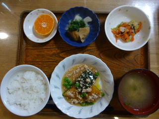 きょうのお昼ご飯は、かぼちゃのそぼろあん、和え物、含め煮、味噌汁、果物でした。