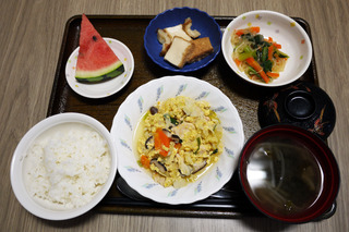きょうのお昼ご飯は、親子煮、からし和え、含め煮、味噌汁、果物でした。