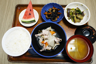 今日のお昼ご飯は、和風ポトフ、胡麻和え、ひじき煮、味噌汁、果物でした。