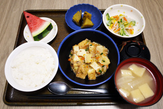 今日のお昼ご飯は、家常豆腐、春雨サラダ、大学芋煮、味噌汁、果物でした。