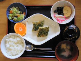 きょうのお昼ごはんは、松風焼き、祝い鉢、和え物、お吸い物、果物でした。