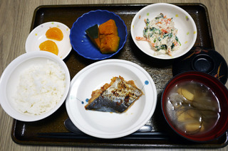 今日のお昼ごはんは、焼き魚、白和え、煮物、味噌汁、くだものでした。
