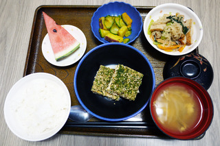 きのうのお昼ごはんは、松風焼き、和え物、きりぼし煮、味噌汁、くだものでした。