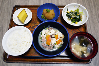 今日のお昼ごはんは、肉豆腐、青菜和え、じゃが煮、味噌汁、くだものでした。