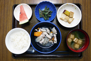 きのうのお昼ごはんは、和風ポトフ、ごま和え、含め煮、味噌汁、くだものでした。