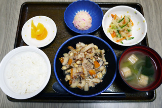 きょうのお昼ごはんは、五目大豆煮、天かす和え、コンソメポテト、味噌汁、くだものでした。