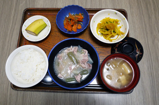きょうのお昼ごはんは、豚肉と大根の治部煮風、和え物、じゃこ人参、みそしる、くだものでした。