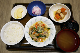 きょうのお昼ごはんは、肉野菜炒め、柴漬けポテト、煮物、味噌汁、くだものでした。　