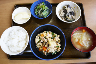 今日のお昼ごはんは、高野豆腐の卵とじ、梅和え、煮物、味噌汁、くだものでした。