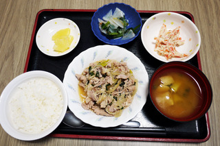今日のお昼ごはんは、豚肉の生姜焼き、人参の白和え、お浸し、味噌汁、くだものでした。