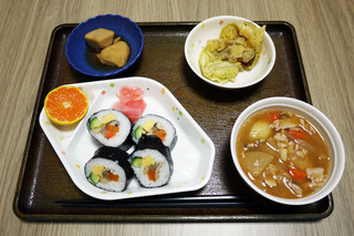 きょうのお昼ごはんは、のり巻き、天ぷら、里いも煮、とん汁、くだものでした。