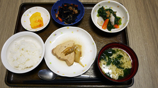 きのうのお昼ごはんは、メカジキの煮つけ、つぶし里芋和え、ひじき煮、味噌汁、くだものでした。