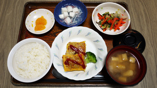 きょうのお昼ごはんは、豚肉と豚肉のチャンプルー、和え物、含め煮、味噌汁、くだものでした。