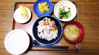 きょうのお昼ごはんは、和風ポトフ、ごま和え、じゃが和え、味噌汁、くだものでした。